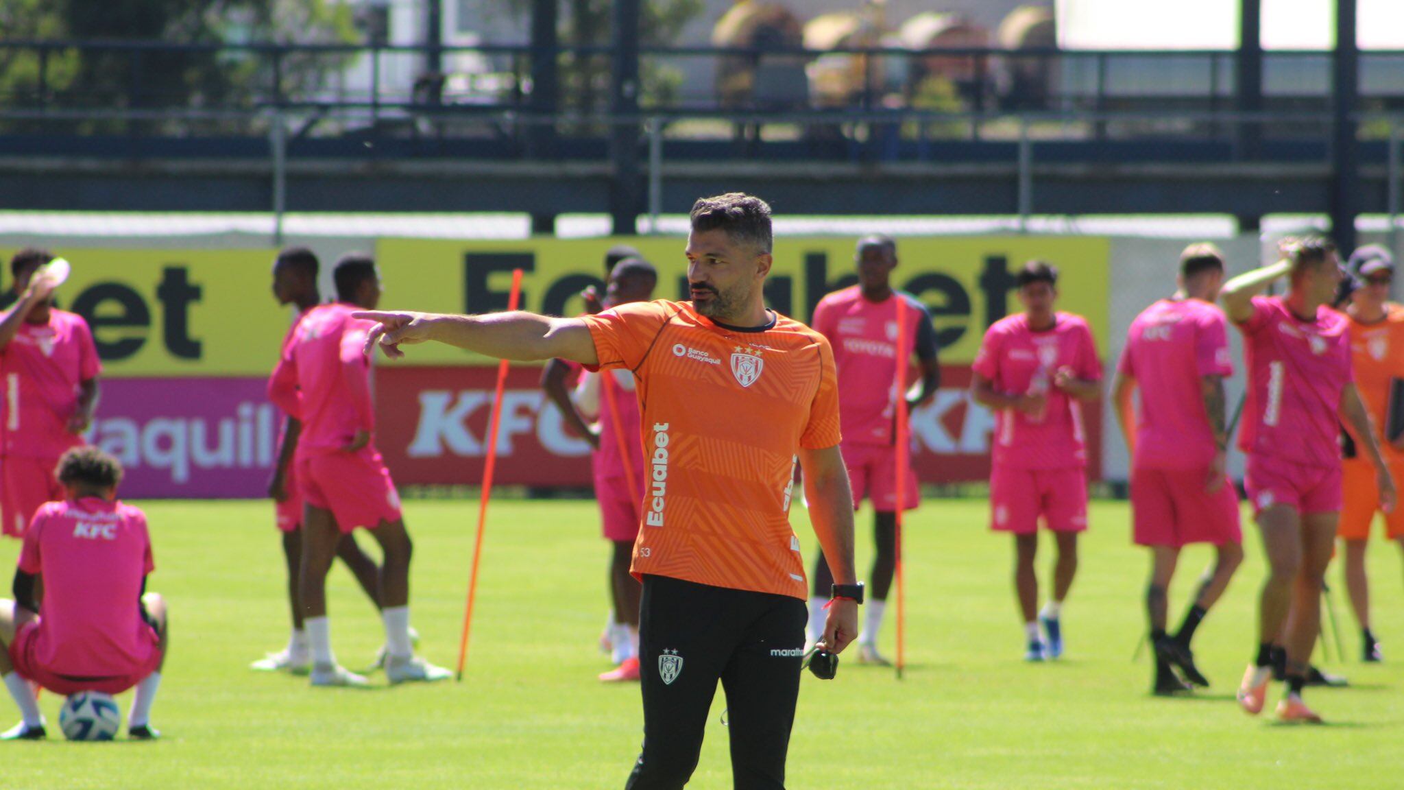 El DT Javier Gandolfi dirige las prácticas del Independiente del Valle.