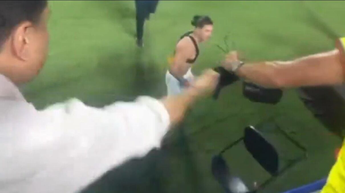 Darwin Núñez le lanzó una silla a los aficionados colombianos