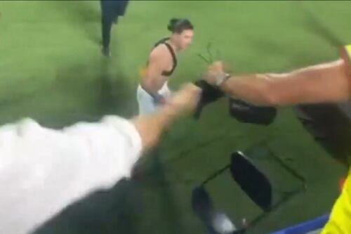 VIDEO: El momento en que Darwin Núñez lanzó una silla a hinchas de Colombia tras la semifinal de la Copa América