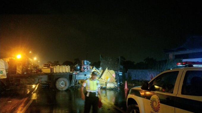 Accidente vial en la vía Milagro – Naranjito: choque frontal entre dos camiones deja un fallecido
