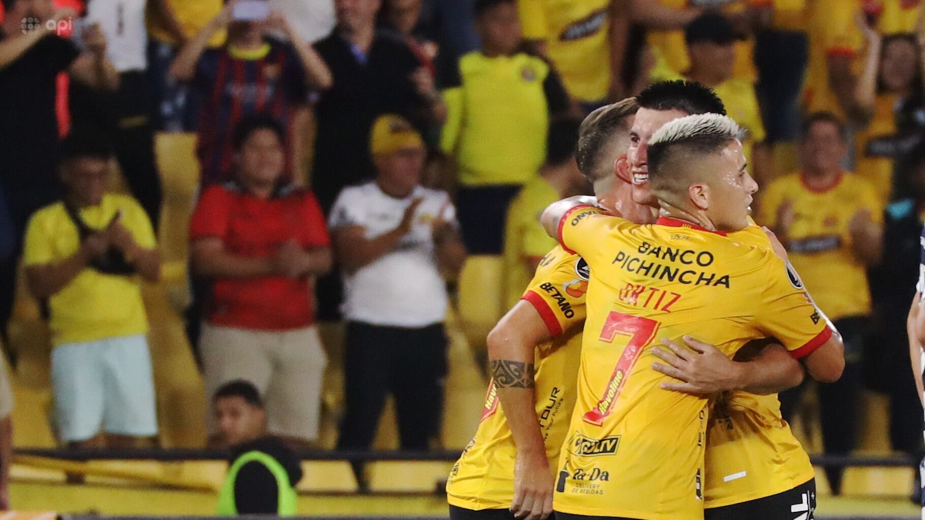 Fernando Gaibor y Christian Ortiz festejan el gol de Barcelona SC ante Bolívar en la Libertadores