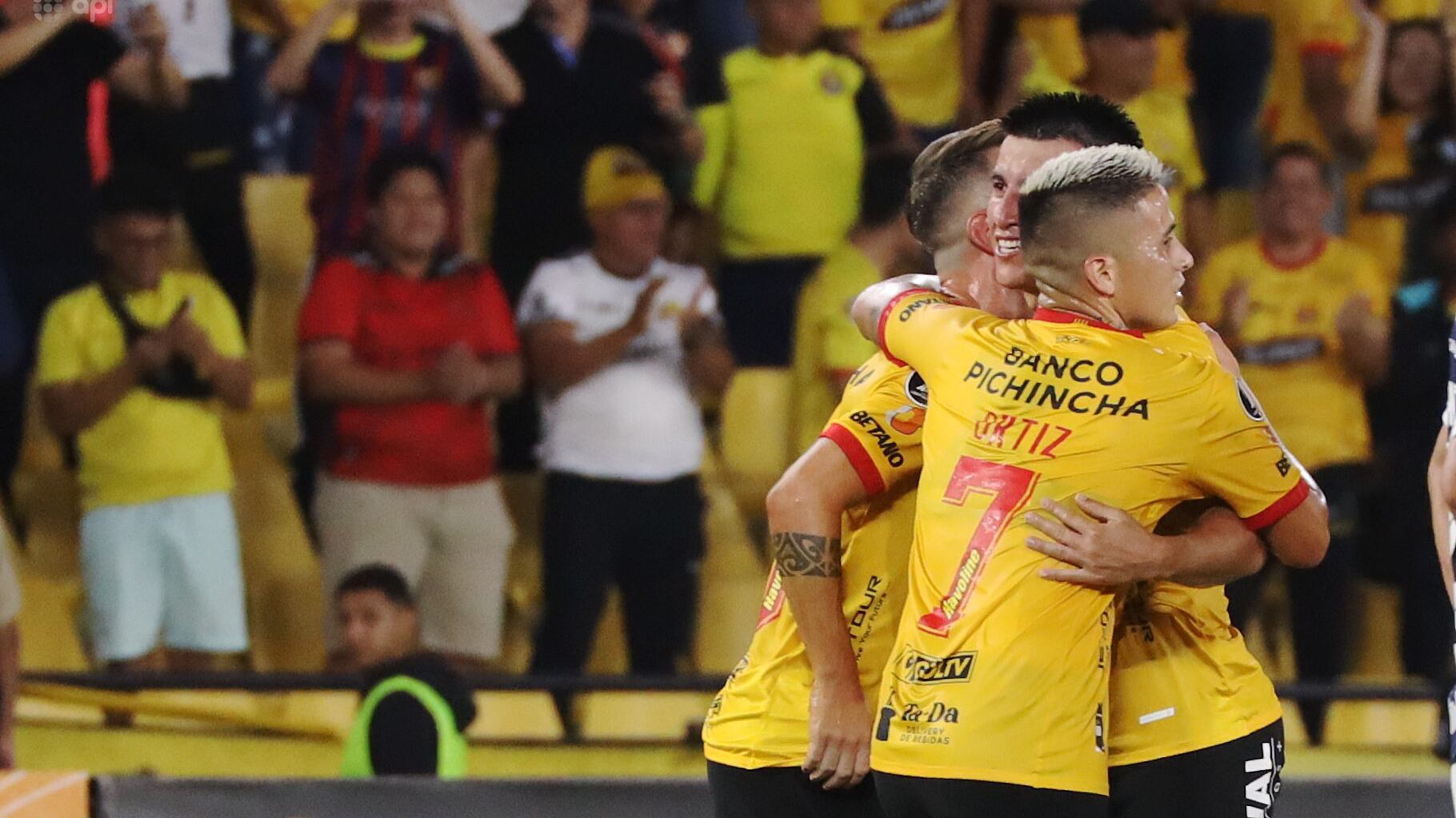 Fernando Gaibor y Christian Ortiz festejan el gol de Barcelona SC ante Bolívar en la Libertadores