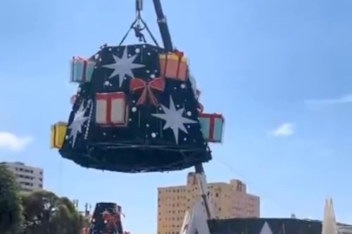 Video: momento en que trabajador cae de grúa durante montaje de árbol navideño en Brasil