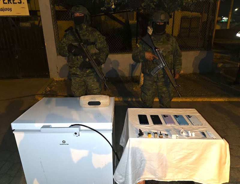 Operativo navideño en la cárcel de Riobamba deja el decomiso de teléfonos, chips, un congelador y otros objetos prohibidos. Foto: Cortesía