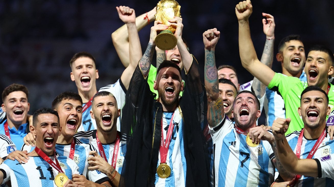 Así levantó la copa Leo Messi.