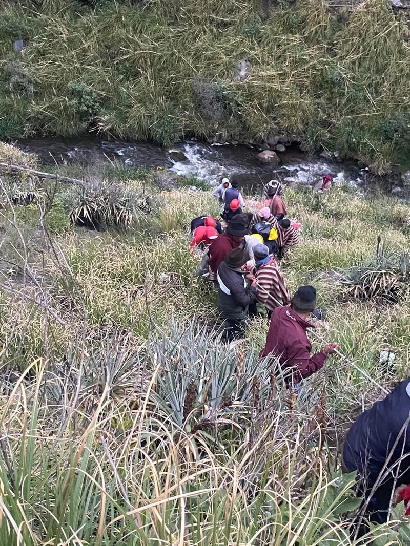 Trágico accidente en Ambato: Cinco fallecidos y cuatro heridos tras caída de una camioneta por una pendiente