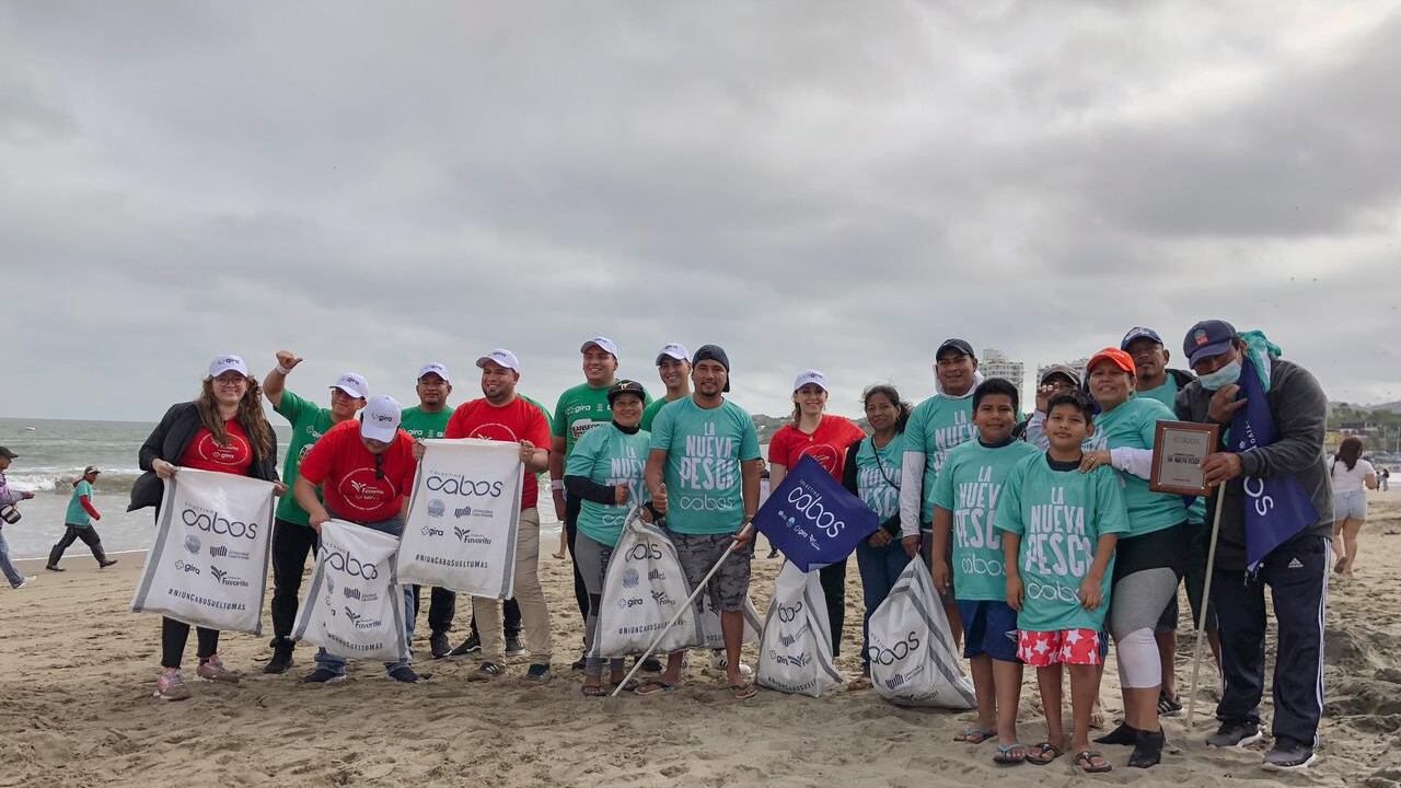 Equipo de Fundación Favorita y GIRA junto con los participantes de la cooperativa ganadora Punta Chopoya