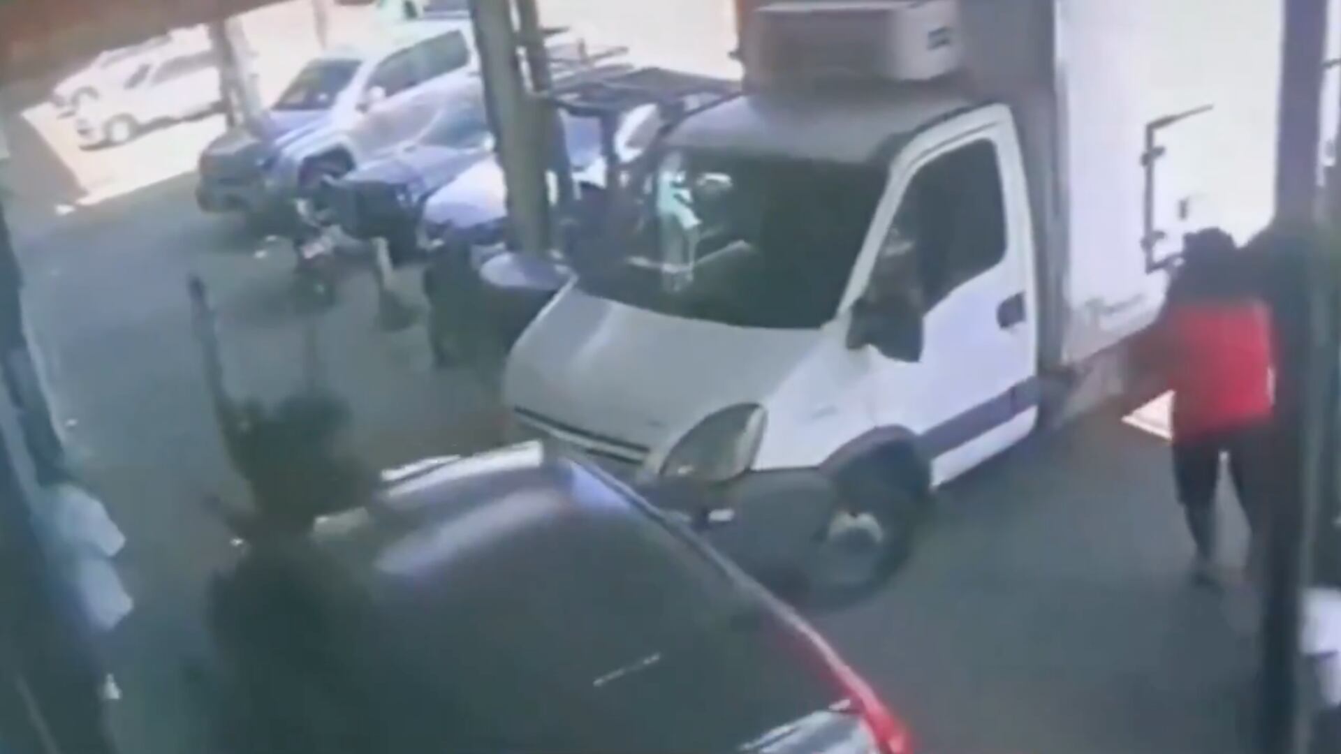 Furia familiar: discutió con su padre y lo atropelló en la vereda