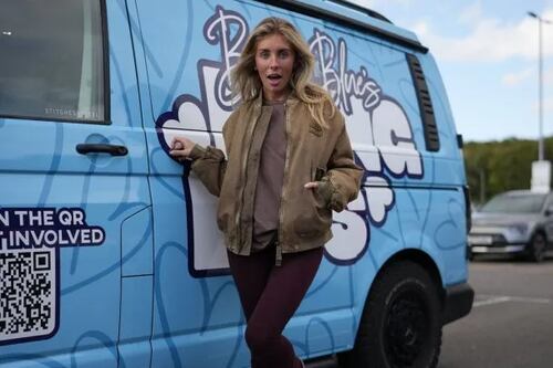 Bonnie Blue, estrella de cine para adultos, fue expulsada de Bali por 10 años tras su arresto