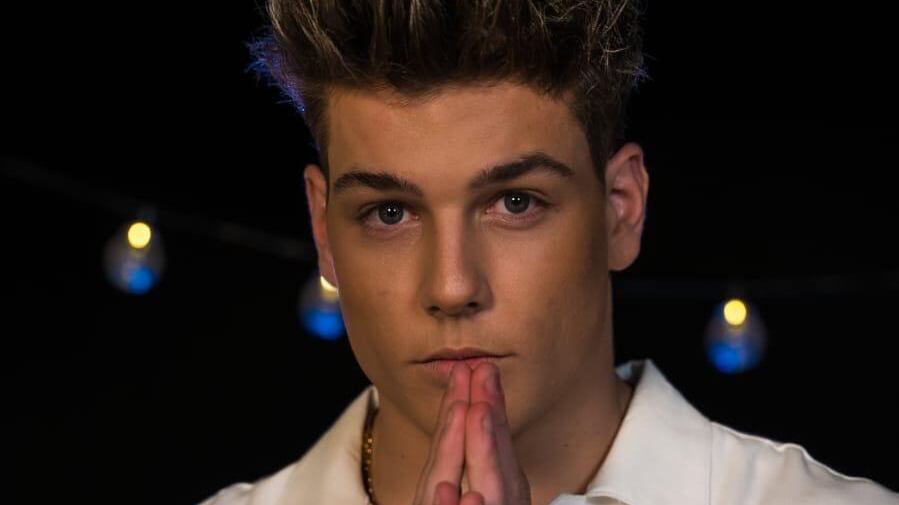 El cantante, Tomi Narbondo, se hace conocer en América Latina.