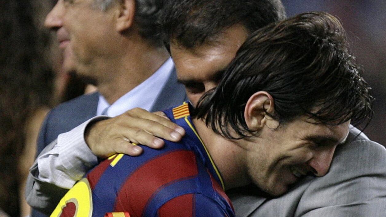 Laporta abraza a Lionel Messi en la temporada 2009