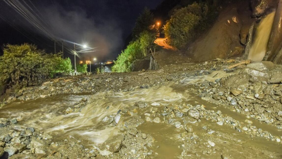 Vía a Baños afectada por las lluvias; hay desaparecidos y fallecidos