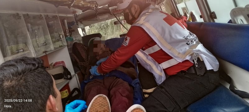 Paramédicos de la Cruz Roja atendieron al adulto mayor tras el rayo en El Valle, Cuenca.