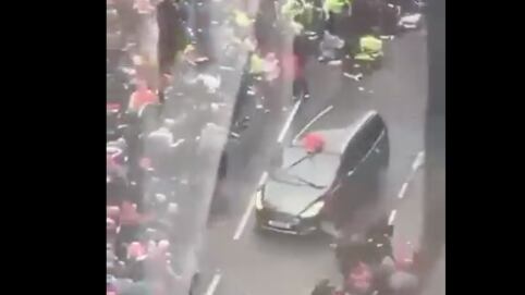 Vehículo arrolló a hinchas del Liverpool.