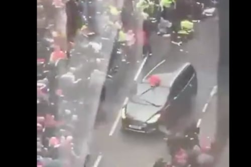 El momento donde vehículo arrolló a hinchas del Liverpool