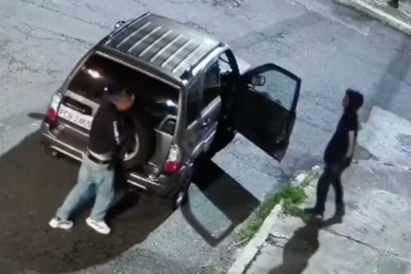 Delincuentes dispararon contra la Policía durante un intento de robo en el centro de Quito. Captura de pantalla