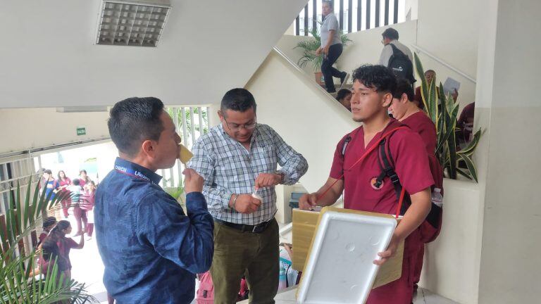 ¡Ayudémosle, colaborémosle! Estudiante de enfermería vende helados para pagar su universidad en Manta