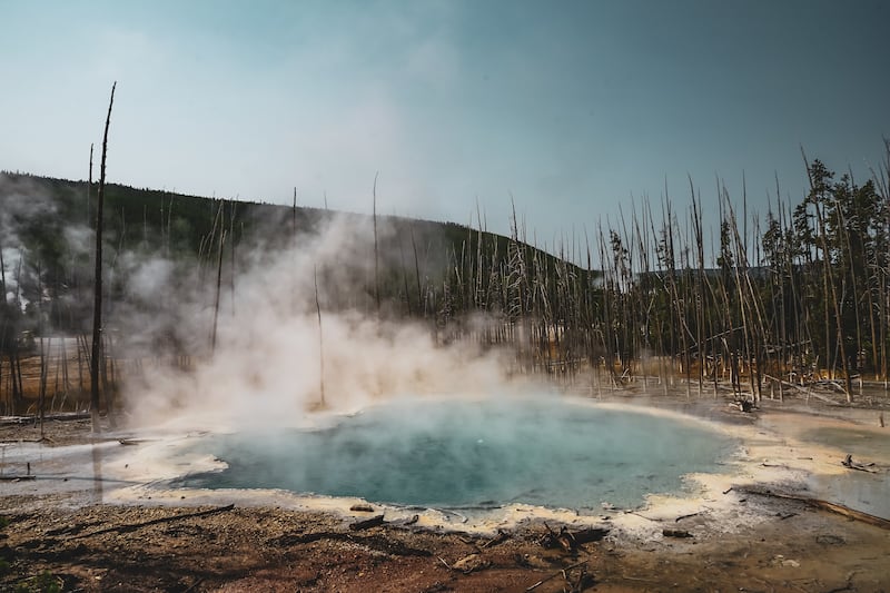 Disminuir la tensión muscular, mejorar la apariencia de la piel y aumentar la circulación sanguínea son algunos de los beneficios más conocidos de las aguas termales.  Fotos: Freepik y Unsplash.