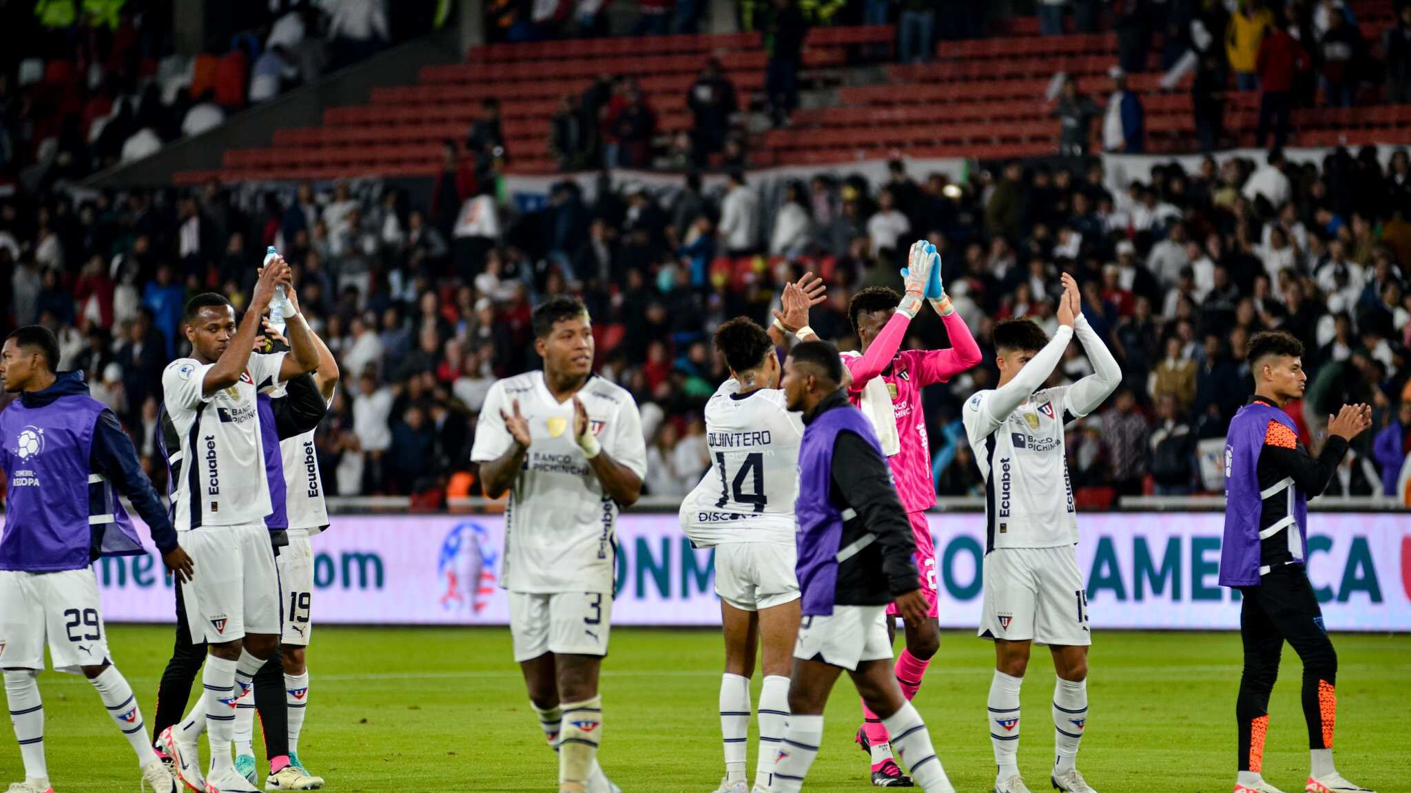 Liga de Quito aplaude a la hinchada en la Recopa Sudamericana