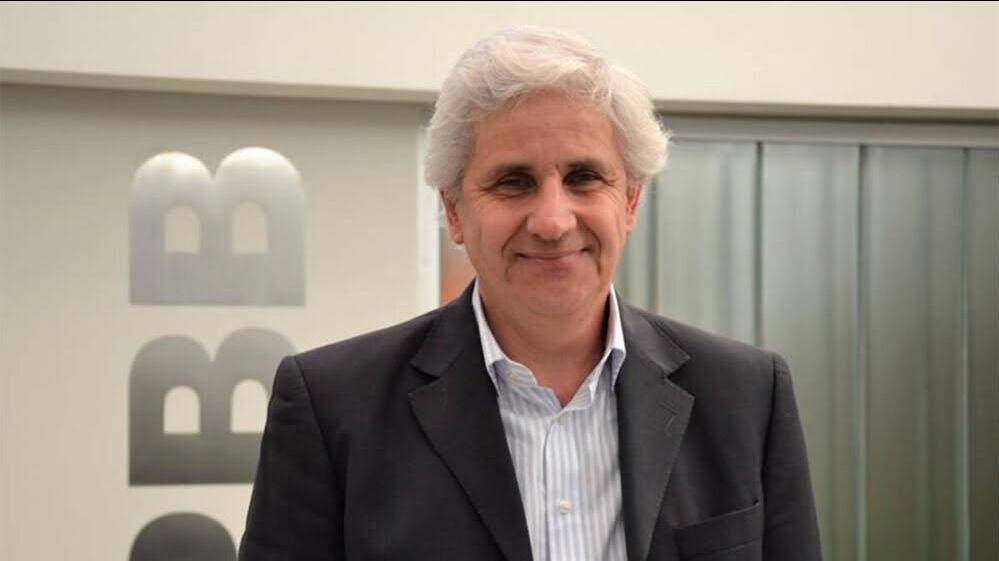 Aboga y empresario fallece tras caer más de 5 metros mientras utilizaba una caminadora elíptica en un gimnasio
