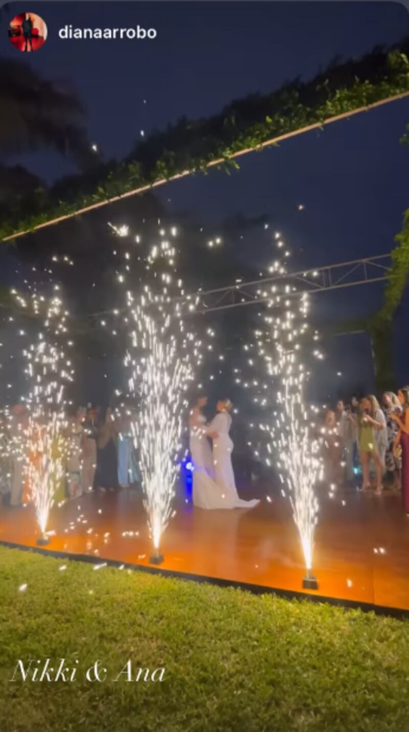 Las fotos inéditas de la boda de la MasterChef Nikki Mackliff con su novia en la playa