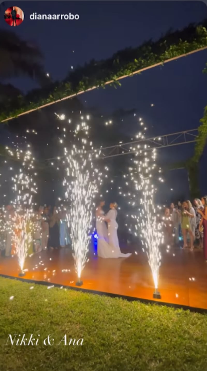 Las fotos inéditas de la boda de la MasterChef Nikki Mackliff con su novia en la playa