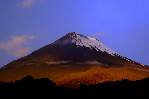 Reportan caída leve de ceniza del volcán Sangay en un cantón de Chimborazo