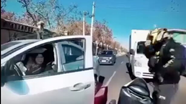 ¡Héroe sin capa! Motociclista persigue y detiene a mujer que atropelló a un adulto mayor y huyó - Fuente: Video de X @jdelrio70