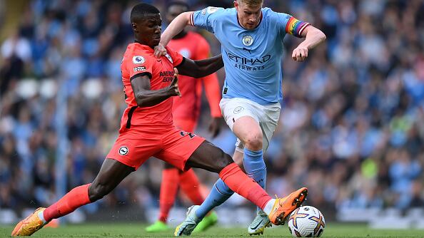 Moisés Caicedo ante el Manchester City