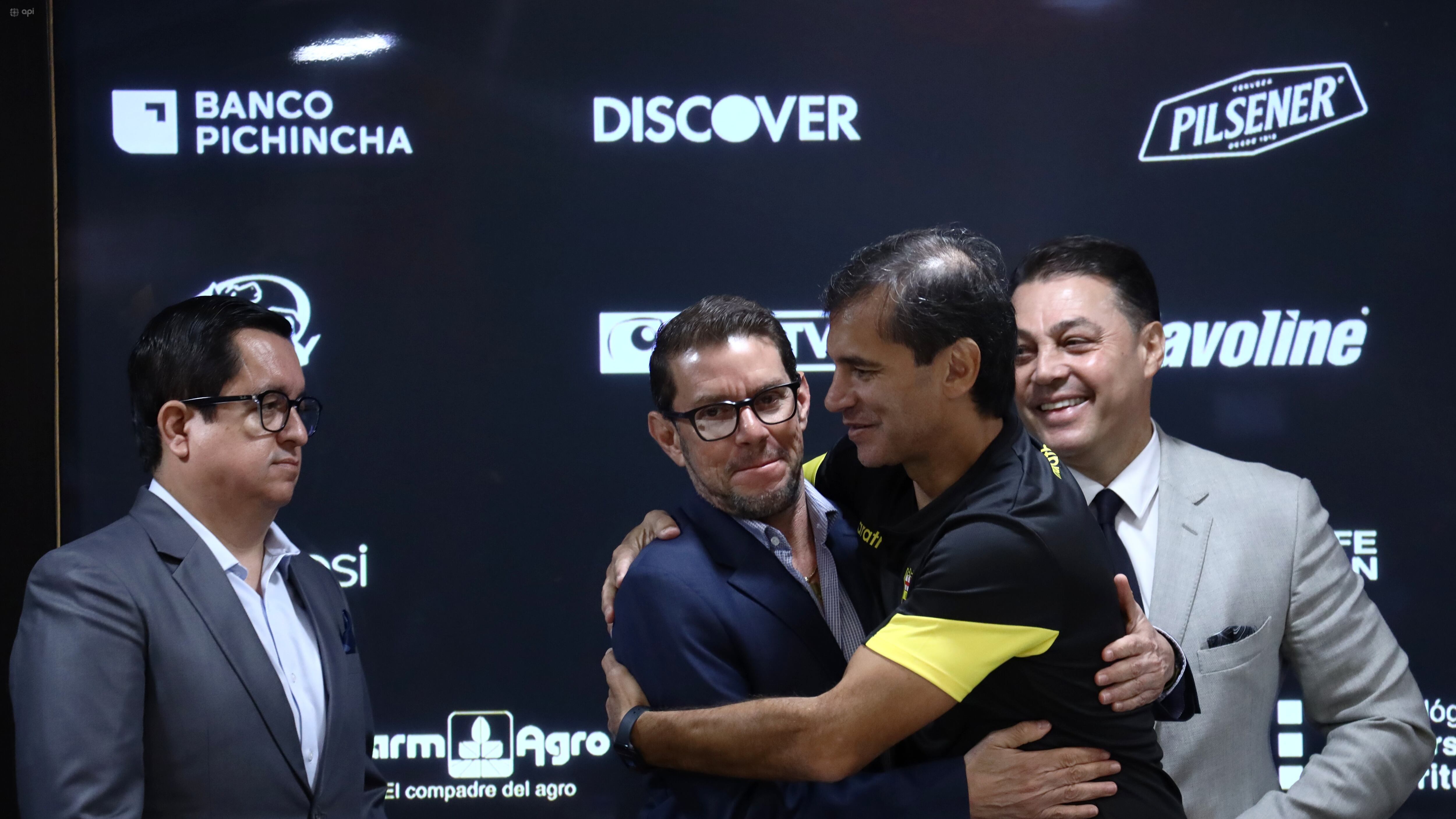 Bienvenida al profesor Fabián Bustos.