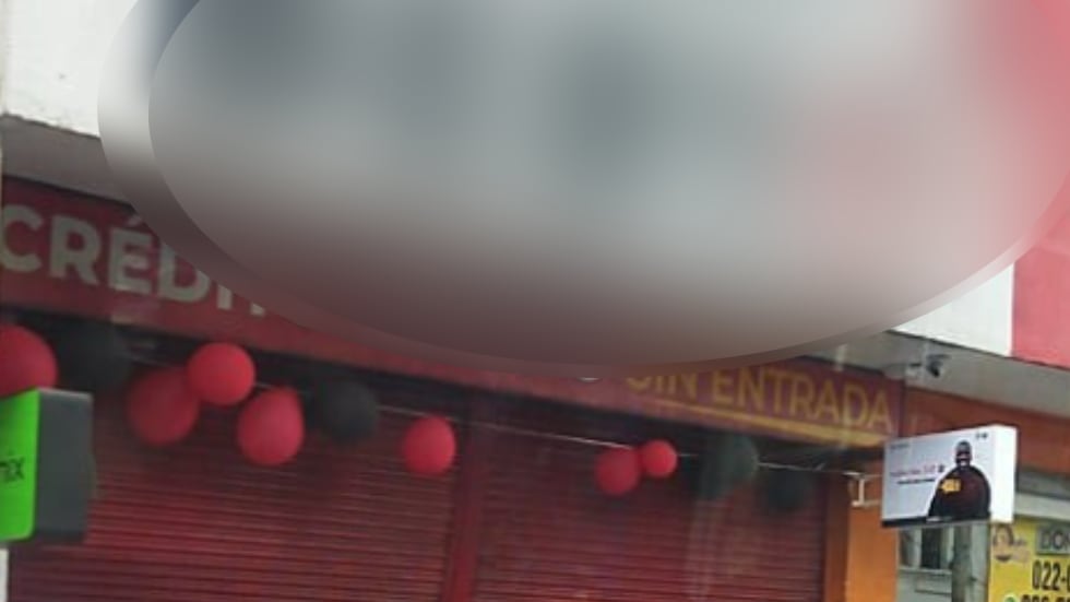 Delincuentes desprendieron puerta lanfor y robaron equipos de un local de tecnología en el norte de Quito