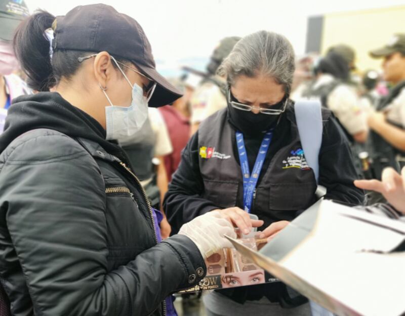 Arcsa decomisó más de 4.500 cosméticos irregulares y caducados en el mercado Las Cuadras, sur de Quito.