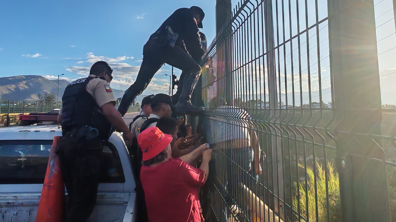 Joven de 23 ñaños intentó lanzarse del puente del Chiche en Quito.