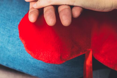 Un hombre arrienda un letrero publicitario para encontrar pareja