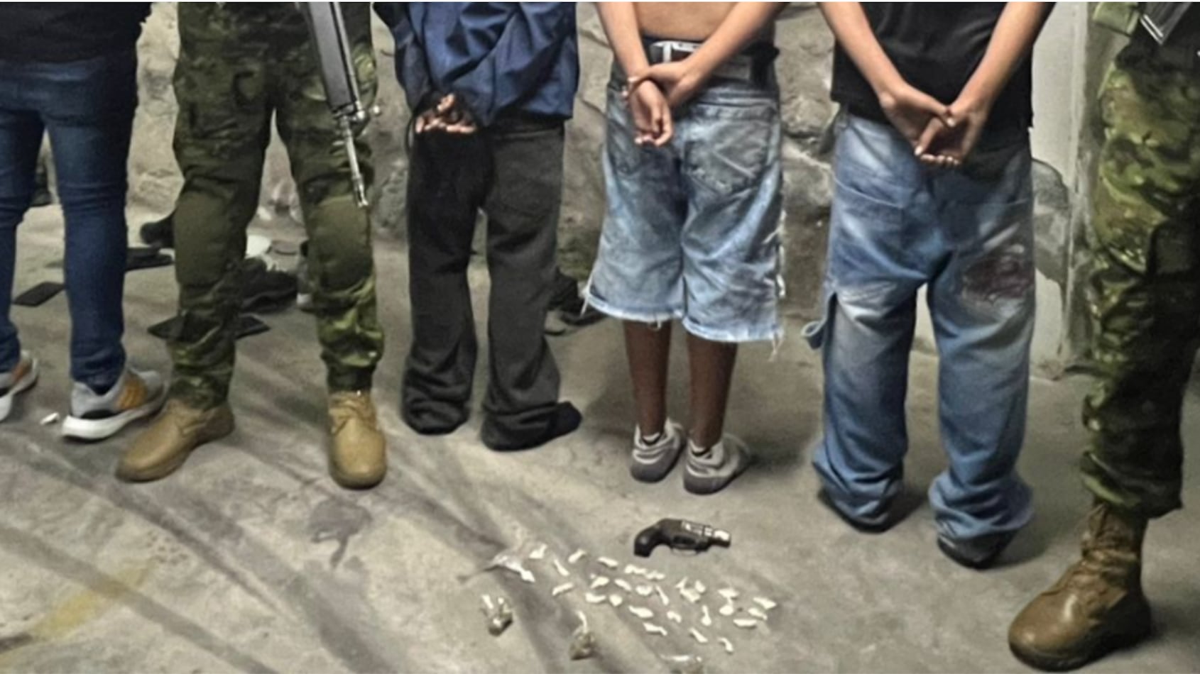 Tres menores fueron aprehendidos con un arma y droga en evento con 200 personas en el sur de Quito