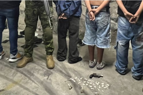 Tres menores fueron aprehendidos con un arma y droga en evento con 200 personas en el sur de Quito
