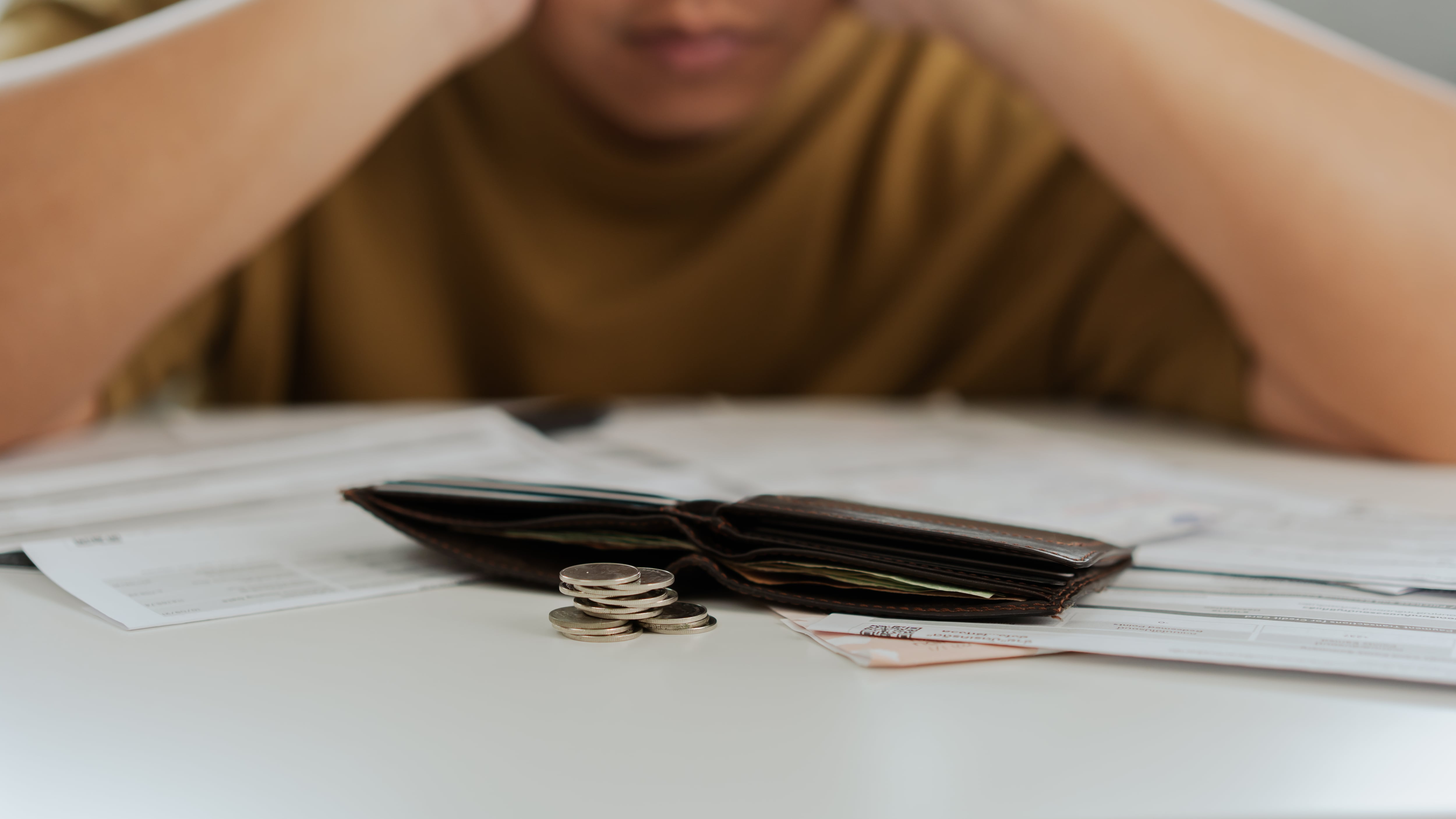 Un hombre desempleado preocupado abre la billetera vacía el día de pago