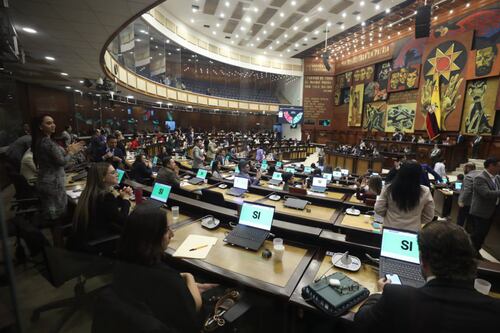 Asamblea Nacional aprueba ley que autoriza al BIESS endeudarse en medio de protestas de jubilados