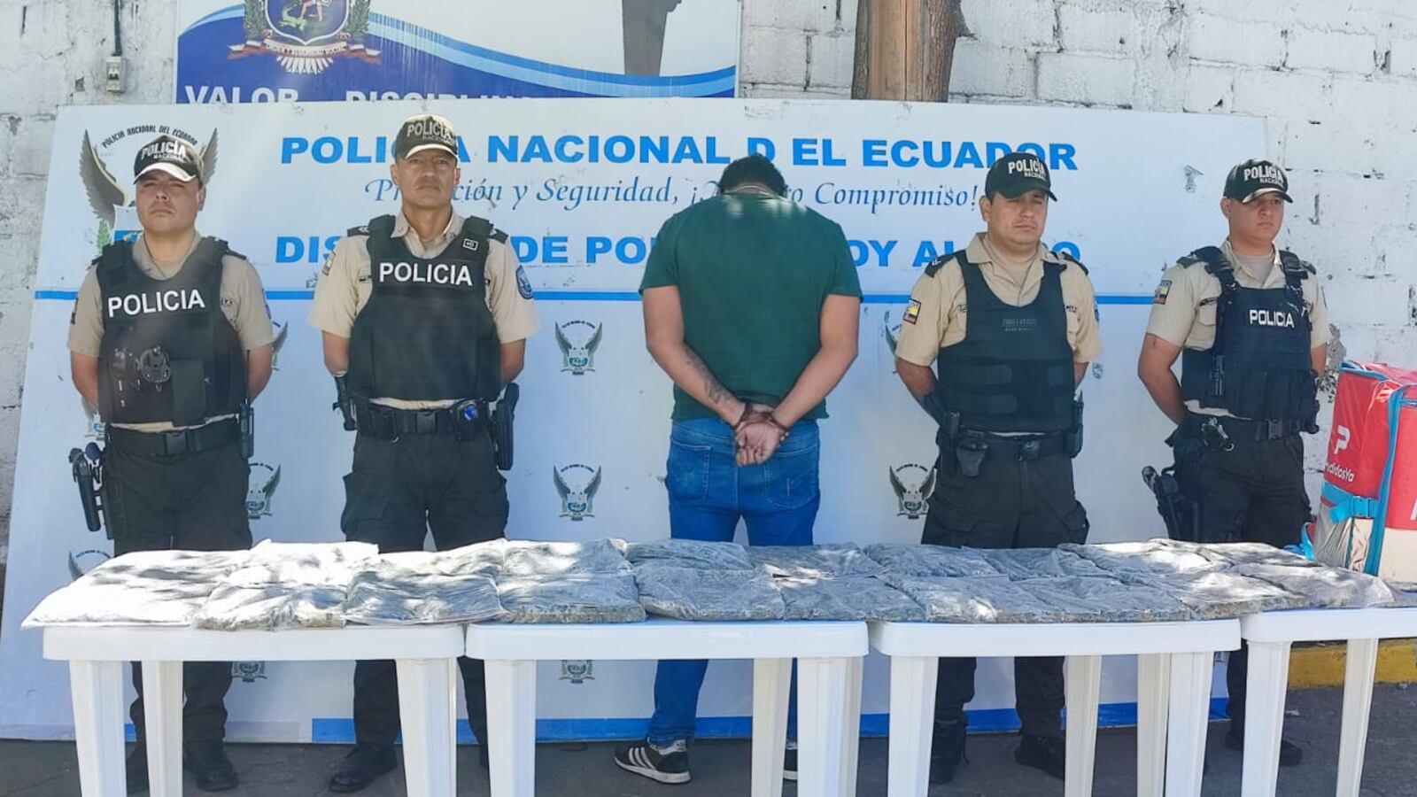 Quito: sujeto llevaba 22 fundas con droga en una maleta de ‘delivery’ al interior de un bus.