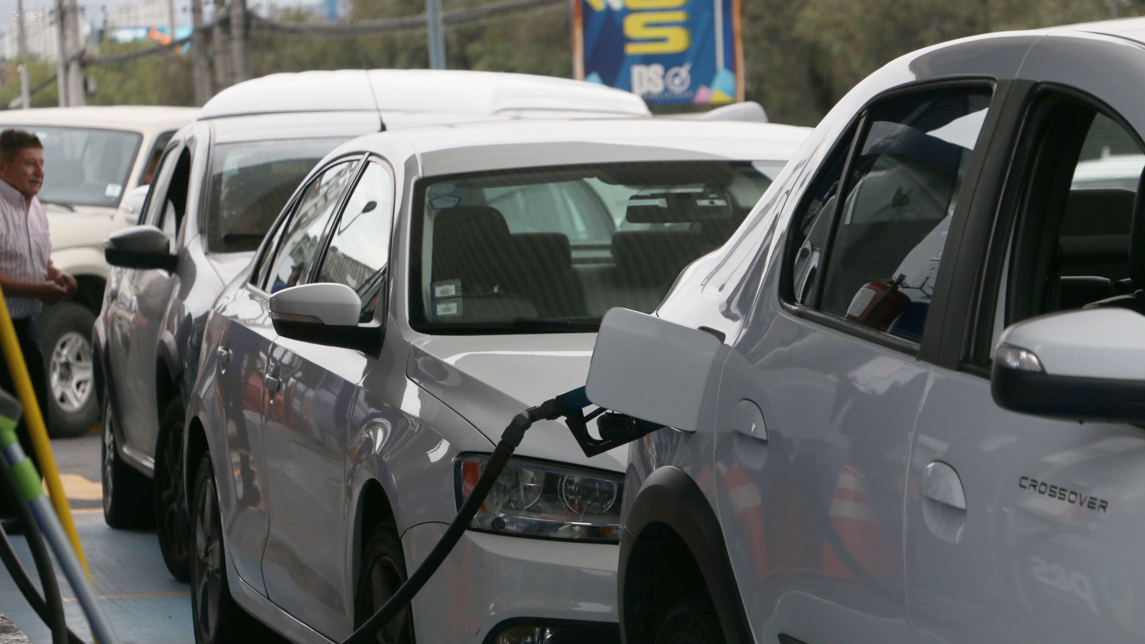 Imágenes muestran largas filas de vehículos en gasolineras de Quito