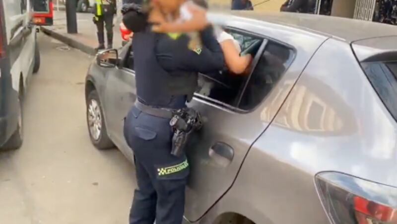 Niño de 2 años fue rescatado en pañal y sin zapatos tras permanecer horas solo en un vehículo en Bogotá.