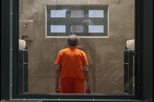 Defensa internacional de Jorge Glas califica como “burla y humillación” la publicación de sus fotos en prisión