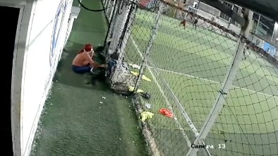 Mujer fue captada robando celulares