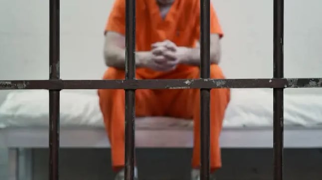 Ofreció llevarla con su madre, se desvió del camino y la llevó a un terreno donde la abusó: recibió pena máxima por violación