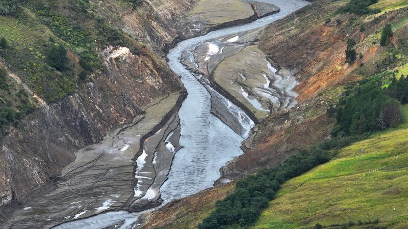 Fotografía del embalse Mazar, este miércoles en la provincia del Azuay