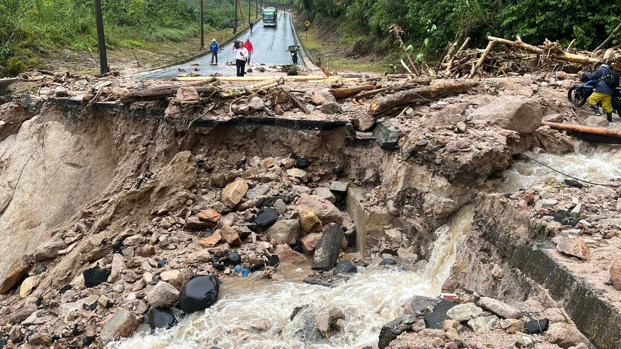 Fuerte lluvia se llevó un tramo de la vía Baños-Puyo