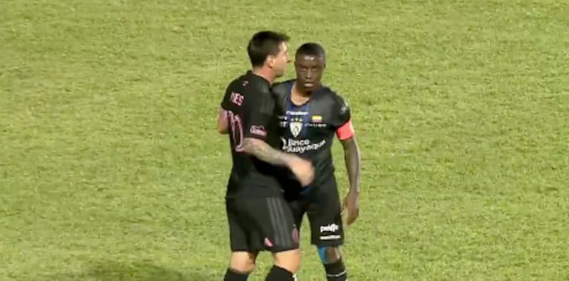 La entrada de Jhegson Méndez que enojó a Messi