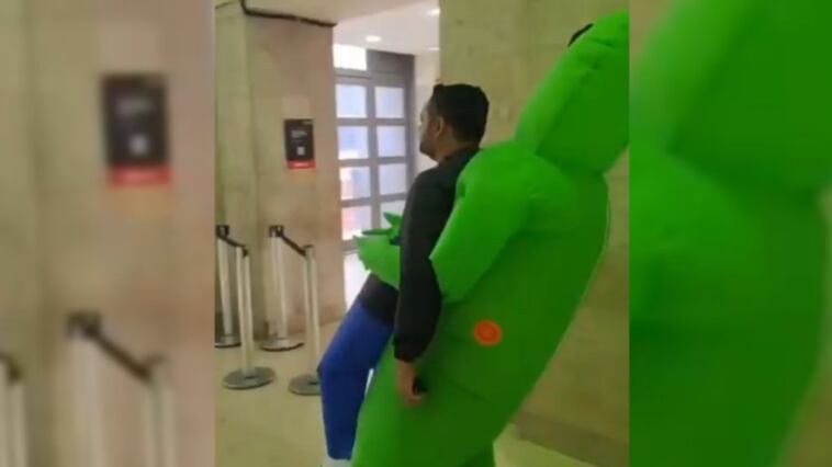 VIDEO: policías se disfrazan de aliens para atrapar a un ladrón