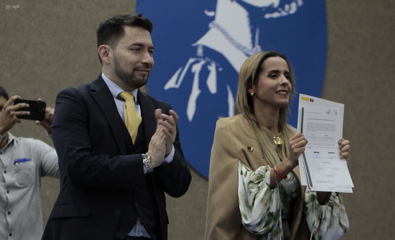 Luis Tilleria junto a Karla Rosero durante la aceptación de candidaturas de Democracia Si en el CNE
Fotos: API/ HENY LAPO