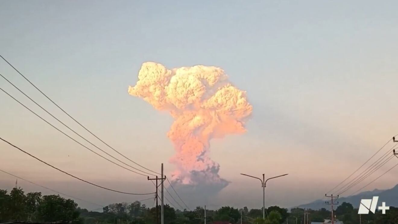 Explosión volcánica sacude Indonesia: El monte Lewotobi entra en erupción y lanza ceniza a 11 km de altura